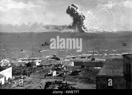 Nave Liberty SS Rowan esplode dopo essere stato colpito da una bomba tedesca, vicino a Gela sulla luglio 11, 1943. Invasione alleata della Sicilia, guerra mondiale 2. (BSLOC 2014 10 21) Foto Stock