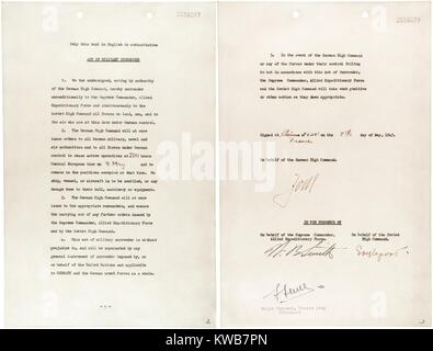 La Germania rinuncia documento firmato dal gen. Alfred Jodl, Capo del personale dell'esercito tedesco. Esso è stato firmato al quartier generale alleato a Reims, 7 maggio 1945. Guerra mondiale 2. (BSLOC 2014 10 259) Foto Stock