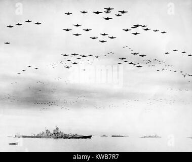 American Fighter vola in formazione oltre la USS Missouri durante le cerimonie di consegna. Baia di Tokio, Giappone. Sett. 2, 1945. Guerra mondiale 2. (BSLOC 2014 10 261) Foto Stock