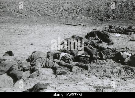 Soldati russi bruciato a morte durante l'invasione tedesca dell Unione Sovietica in estate 1941. Operazione Barbarossa, l'invasione nazista datato 21 giugno-dicembre 5, 1941, ha provocato la morte di battaglia di oltre 450.000 soldato, rispetto ai Tedeschi uccisi in azione di oltre 160.000. Guerra mondiale 2. (BSLOC 2014 8 19) Foto Stock