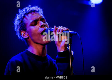 La band danese Liss esegue un live presso il Danish music festival SmukFest 2016. Qui il cantante Søren Holm è visto dal vivo sul palco. Danimarca, 03/08 2016. Foto Stock