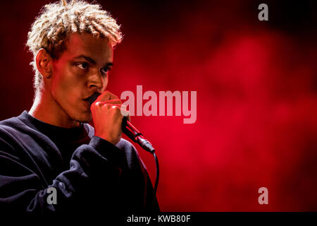 La band danese Liss esegue un live presso il Danish music festival SmukFest 2016. Qui il cantante Søren Holm è visto dal vivo sul palco. Danimarca, 03/08 2016. Foto Stock