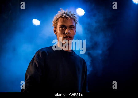 La band danese Liss esegue un live presso il Danish music festival SmukFest 2016. Qui il cantante Søren Holm è visto dal vivo sul palco. Danimarca, 03/08 2016. Foto Stock