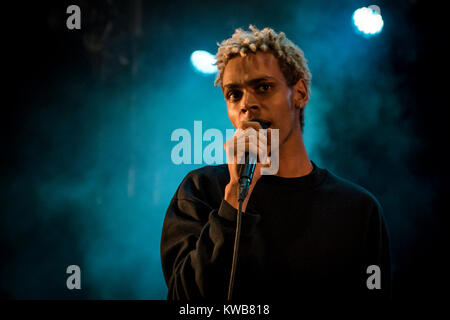 La band danese Liss esegue un live presso il Danish music festival SmukFest 2016. Qui il cantante Søren Holm è visto dal vivo sul palco. Danimarca, 03/08 2016. Foto Stock