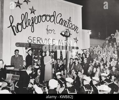 Il cantante Ginny Sims esegue per la dedicazione della mensa di Hollywood. L'apertura era frequentato da migliaia di soldati il 4 ottobre, 1942. Guerra mondiale 2. (BSLOC 2014 8 211) Foto Stock