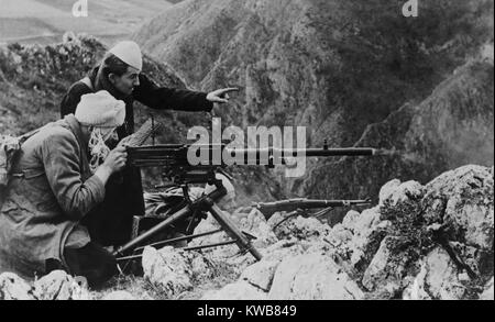 Il croato miliziani musulmani e combattimenti, insieme con i tedeschi, contro di Tito partigiani. Il combattimento si svolge nelle montagne bosniache, 1944, in Jugoslavia, durante la guerra mondiale 2. (BSLOC 2014 10 57) Foto Stock