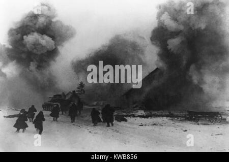 Soviet (Russo) soldati dietro un serbatoio di disinsediare tedeschi da un villaggio in URSS nel 1942. Guerra Mondiale 2 fotografia di Anatoli Garanin. (BSLOC 2014 8 24) Foto Stock