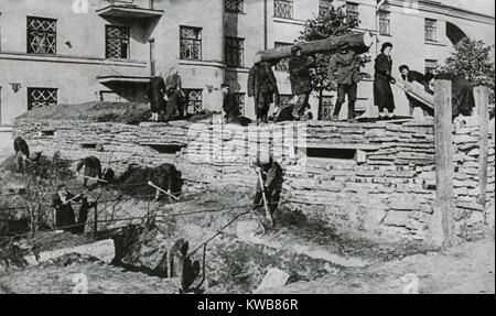 I cittadini di Leningrado erigere trincee e rifugi contro il bombardamento tedesco. Il Soviet (Russia) città era sotto assedio da sett. 8, 1941 a gen. 27, 1944 durante la guerra mondiale 2. (BSLOC 2014 8 37) Foto Stock