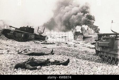 Postumi di Dieppe Raid di Agosto 19, 1943. Corpi dei soldati canadesi che giace tra scatafascio landing craft e "Churchill' serbatoi seguenti operazione "Giubileo". Ha coinvolto 5.000 canadesi, 1.000 truppe britanniche e 50 STATI UNITI Rangers, di cui 1000 sono stati uccisi e 2000 preso prigioniero. Foto di tedesco. Guerra mondiale 2. (BSLOC 2014 10 75) Foto Stock