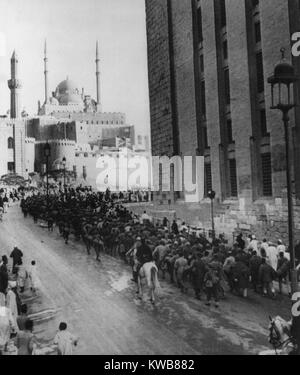 Asse prigionieri catturati in Libia avvicinando alla Cittadella del Cairo. Italiano e Tedesco POWs marzo in vista del Mohamed Ali sopra la Moschea e la moschea del sultano Hassan. Ca. 1942 Durante la guerra mondiale 2. (BSLOC 2014 10 8) Foto Stock