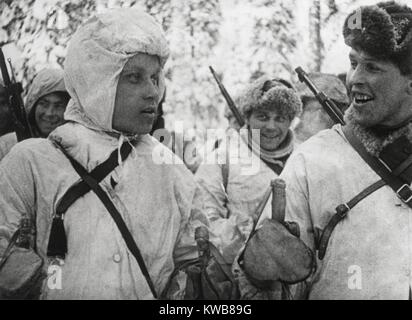 Soldati finlandesi in divise bianche che li camouflage contro la neve. Essi sono lo sci truppe in guerra Russo-Finnish di nov. 1939-marzo 13, 1940. Guerra mondiale 2. (BSLOC 2014 8 55) Foto Stock