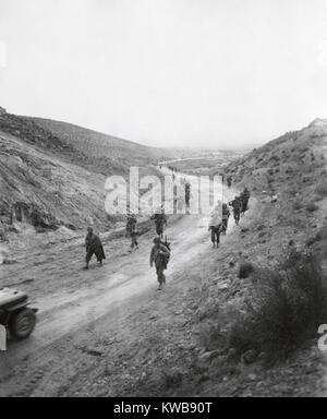 Stati Uniti Xvi fanteria, secondo battaglione mobile attraverso il Kasserine Pass nel febbraio 26, 1943. Quattro giorni prima che le forze degli Stati Uniti furono sconfitti dai tedeschi, che poi si ritira nel deserto Tunisino. Guerra mondiale 2. (BSLOC 2014 10 16) Foto Stock