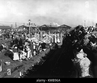 I rifugiati folla deposito ferroviario a Inchon, Corea del gen. 3, 1951. Essi sono in fuga di avanzamento della Corea del Nord/truppe cinesi dopo il fallimento dell'ONU invasione (nov-dic-1950) al di sopra della trentottesima parallelo. Nei dintorni di Seoul è sceso ai comunisti il 7 gennaio 1951. Guerra di Corea, 1950-1953. (BSLOC 2014 11 246) Foto Stock