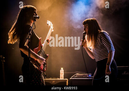 Il danese rock trio Nelson possibile è una femmina di tutte le band che è stata fondata nel 2011 ed è costituito da tre musicisti SigneSigne Signe (L), Selina Gin (R) e Maria Juntunen che qui esegue un concerto dal vivo a Forbraendningen vicino a Copenhagen. Danimarca, 19/09 2014. Foto Stock