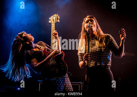 Il danese rock trio Nelson possibile è una femmina di tutte le band che è stata fondata nel 2011 ed è costituito da tre musicisti SigneSigne Signe (L), Selina Gin (R) e Maria Juntunen che qui esegue un concerto dal vivo a Forbraendningen vicino a Copenhagen. Danimarca, 19/09 2014. Foto Stock