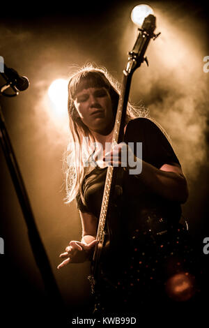 Il danese rock trio Nelson possibile è una femmina di tutte le band che è stata fondata nel 2011 ed è costituito da tre musicisti SigneSigne Signe (nella foto), Selina Gin e Maria Juntunen che qui esegue un concerto dal vivo a Forbraendningen vicino a Copenhagen. Danimarca, 19/09 2014. Foto Stock