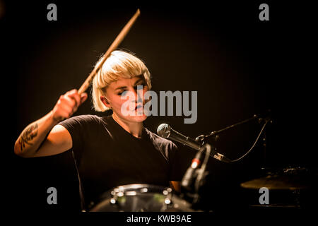 Il danese rock trio Nelson possibile è una femmina di tutte le band che è stata fondata nel 2011 ed è costituito da tre musicisti Signe SigneSigne, Selina Gin e Maria Juntunen (nella foto) che qui esegue un concerto dal vivo a Forbraendningen vicino a Copenhagen. Danimarca, 19/09 2014. Foto Stock