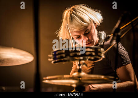 Il danese rock trio Nelson possibile è una femmina di tutte le band che è stata fondata nel 2011 ed è costituito da tre musicisti Signe SigneSigne, Selina Gin e Maria Juntunen (nella foto) che qui esegue un concerto dal vivo a Forbraendningen vicino a Copenhagen. Danimarca, 19/09 2014. Foto Stock