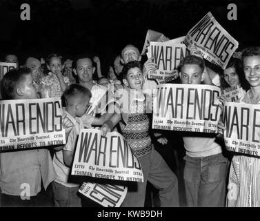 "Guerra termina' notizia su Knoxville ufficiale del 14 agosto 1945. I cittadini di Oak Ridge, Tennessee, celebrare V-J Giorno (vittoria sul Giappone). Guerra mondiale 2. (BSLOC 2014 10 269) Foto Stock