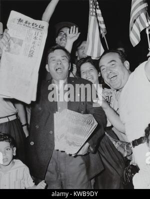 Giornali Cinesi fornitore, fra la folla sventolando bandierine americane in Chinatown, New York, su V-j giorno. "La Cina Tribune", annuncia la rinuncia del giapponese che termina la guerra mondiale 2. 15 agosto 1945. Guerra mondiale 2. (BSLOC 2014 10 272) Foto Stock