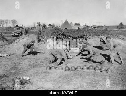 Soldati americani di un campo del battaglione di artiglieria, giocare a calcio mentre off duty. Essi sono sulla Anzio Beachhead vicino Nettuno il 5 febbraio 1944, prima che le forze tedesche ammassato nelle vicine colline per 4 mesi di assedio. Guerra mondiale 2. (BSLOC 2014 10 50) Foto Stock