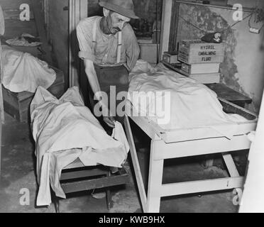 Foglio coperto corpi di quattro linciato americani Africani in un obitorio Georgia. Il coroner posiziona un foglio sopra il corpo di uno dei quattro. Due giovani African American le coppie sposate sono state sparato e ucciso 60 miglia a est di Atlanta sulla luglio 25, 1946. Una delle vittime era George Dorsey un veterano della guerra mondiale 2. Gli altri erano Mae Murray Dorsey, Roger Malcom, e Dorothy Malcom. (BSLOC 2014 13 109) Foto Stock