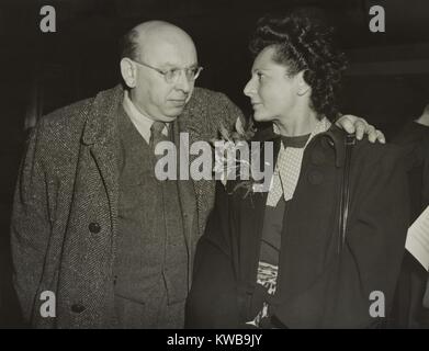 Hanns Eisler e sua moglie Anna Louise, a LaGuardia prima di volare a Praga il 26 marzo 1948. Quindici anni dopo il suo esilio da nazisti, eminenti Austria compositore fu deportato durante gli Stati Uniti Il dopoguerra la persecuzione dei comunisti. (BSLOC 2014 13 12) Foto Stock