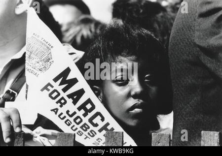 Donna giovane manifestante a marzo su Washington per i posti di lavoro e la libertà. Agosto 28, 1963. (BSLOC 2014 13 127) Foto Stock