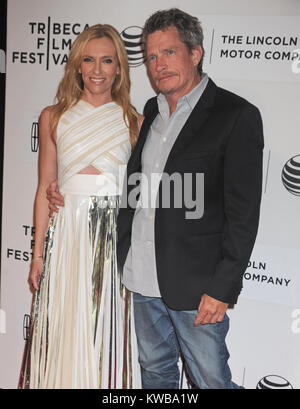 NEW YORK, NY - 21 aprile: Toni Collette Thomas Haden Church assiste lo screening di 'fortunato' durante il 2014 Tribeca Film Festival a BMCC Tribeca PAC sul 21 aprile 2014 a New York City. Persone: Toni Collette Thomas Haden Church Foto Stock