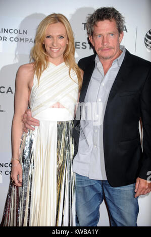 NEW YORK, NY - 21 aprile: Toni Collette Thomas Haden Church assiste lo screening di 'fortunato' durante il 2014 Tribeca Film Festival a BMCC Tribeca PAC sul 21 aprile 2014 a New York City. Persone: Toni Collette Thomas Haden Church Foto Stock