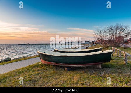 Barche da pesca sulla riva del Mar Baltico in Kuznica villaggio sulla Penisola di Hel in Polonia. Foto Stock