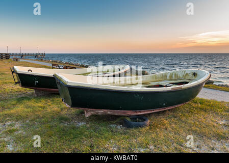 Barche da pesca sulla riva del Mar Baltico in Kuznica villaggio sulla Penisola di Hel in Polonia. Foto Stock