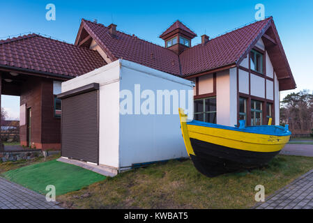 Vecchia barca da pesca nel porto di Kuznica villaggio sulla Penisola di Hel in Polonia. Foto Stock