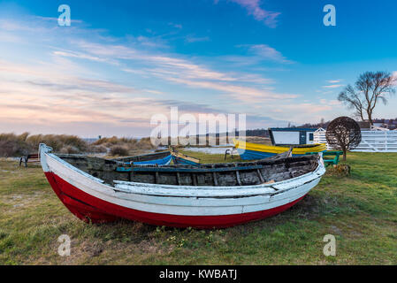 Vecchia barca da pesca sulla riva del Mar Baltico in Kuznica villaggio sulla Penisola di Hel in Polonia. Foto Stock