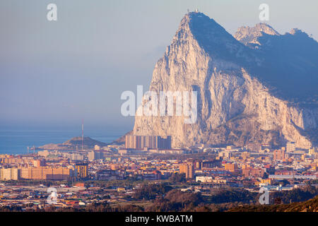Panorama di Gibilterra visto da La Linea de la Concepcion. La Linea de la Concepcion, Andalusia, Spagna. Foto Stock