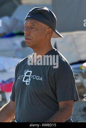 MIAMI BEACH FL - 06 dicembre: Hip hop mogul Russell Simmons si rilassa facendo Yoga nel South Beach su dicembre 6, 2014 a Miami Beach, Florida Persone: Russell Simmons Foto Stock