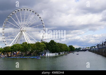 Ruota panoramica Ferris al Vecchio Porto di Montreal, un porto storico nella parte vecchia di Montreal, Quebec, Canada Foto Stock