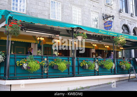 Incantevole ingresso fiorito di Cabaret Bistro Le Fripon, un ristorante nel cuore della Vecchia Montreal, Quecbec, Canada Foto Stock