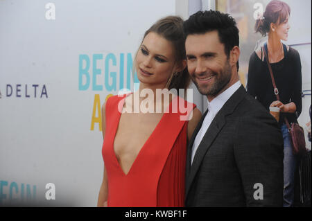 NEW YORK, NY - 25 giugno: Behati Prinsloo, Adam Levine assiste il 'iniziare di nuovo' premiere al teatro SVA il 25 giugno 2014 a New York City. Persone: Behati Prinsloo, Adam Levine Foto Stock