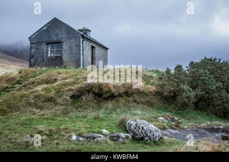 Un pescatore abbandonati piccola casa nel Parco Nazionale del Connemara in Irlanda Foto Stock