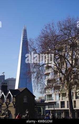 Torre di Londra Regali, dominato dalla Shard (London Bridge Tower) in background. Londra, Regno Unito. Dicembre, 2017. Foto Stock