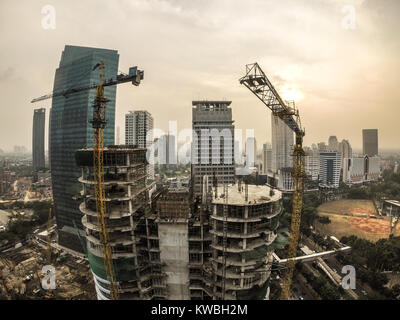 La costruzione del grattacielo edificio nella città di Jakarta Foto Stock
