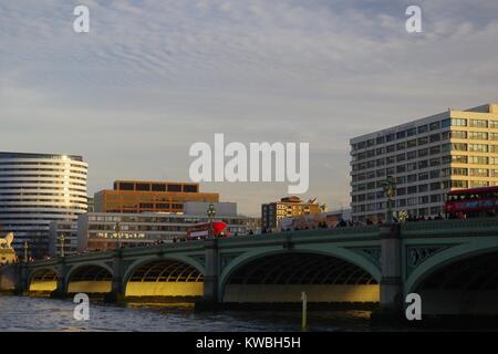 Westminster Bridge sul fiume Tamigi in Golden luce della sera. Palazzo di Westminster, Londra, Regno Unito. Dicembre 2017. Foto Stock