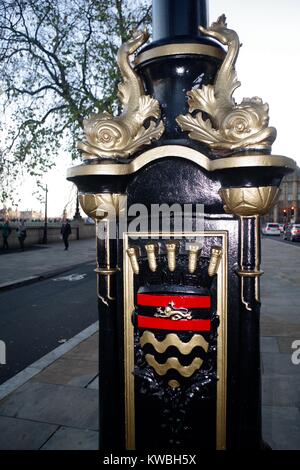 Dettaglio di pesce alla base di un vecchio lampione lungo di Londra Victoria Embankment, Westminster, Regno Unito. Dicembre, 2017. Foto Stock