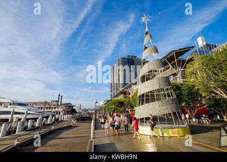 Un albero di Natale a King Street Wharf in Darling Harbour, Sydney, Australia. Ricerca con UK/AUS parole & ortografie; ricerca singolare QUINDI UNA PLURALITÀ DI WORD Foto Stock