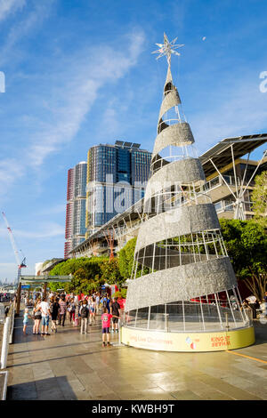 Un albero di Natale a King Street Wharf in Darling Harbour, Sydney, Australia. Ricerca con UK/AUS parole & ortografie; ricerca singolare QUINDI UNA PLURALITÀ DI WORD Foto Stock