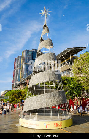 Un albero di Natale a King Street Wharf in Darling Harbour, Sydney, Australia. Ricerca con UK/AUS parole & ortografie; ricerca singolare QUINDI UNA PLURALITÀ DI WORD Foto Stock