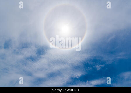 Sun alo 22 gradi in blu cielo sopra di Chengdu Cina Foto Stock