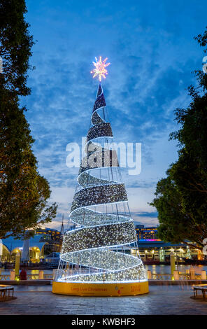 Un albero di Natale a King Street Wharf in Darling Harbour, Sydney, Australia di notte Foto Stock