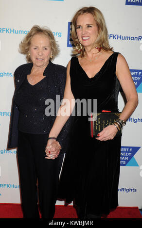 NEW YORK, NY - 16 dicembre: Ethel Kennedy, Kerry Kennedy assiste il 2014 RFK ripple della speranza Gala a New York Hilton su dicembre 16, 2014 in New York City People: Ethel Kennedy, Kerry Kennedy Foto Stock